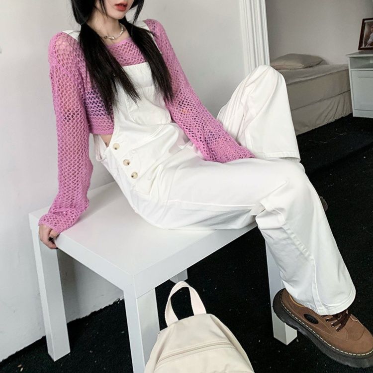 白コーデ ゆったりオーバーオールパンツ