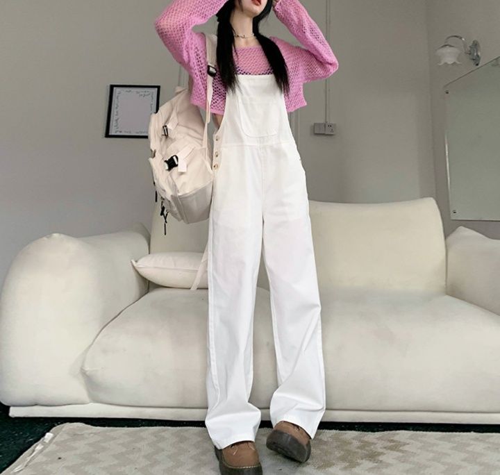 白コーデ ゆったりオーバーオールパンツ