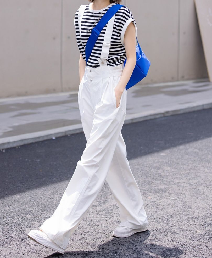 白コーデ ゆったりサスペンダーワイドパンツ