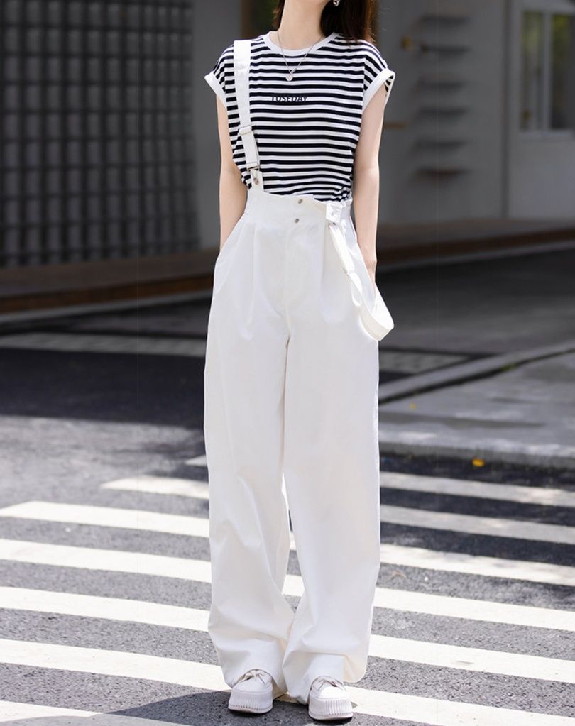白コーデ ゆったりサスペンダーワイドパンツ