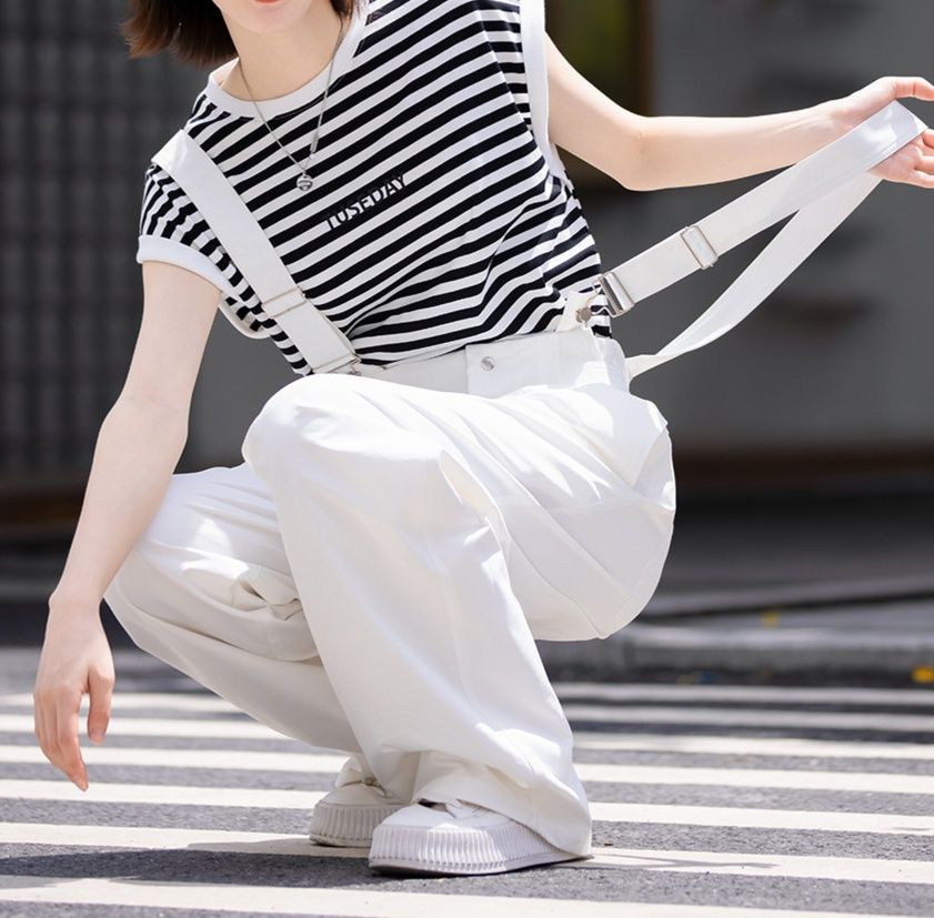 白コーデ ゆったりサスペンダーワイドパンツ