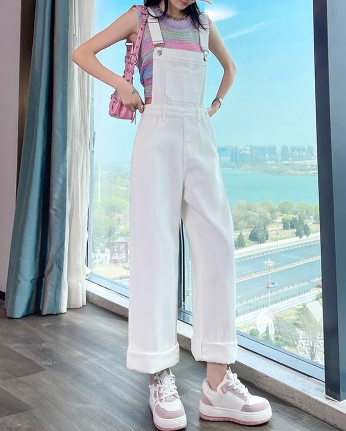 白コーデ ゆったりサロペットパンツ