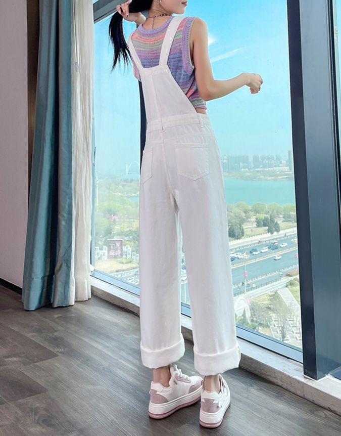 白コーデ ゆったりサロペットパンツ