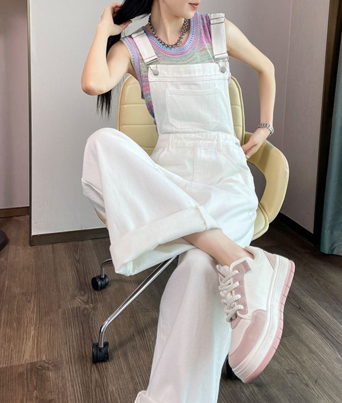 白コーデ ゆったりサロペットパンツ