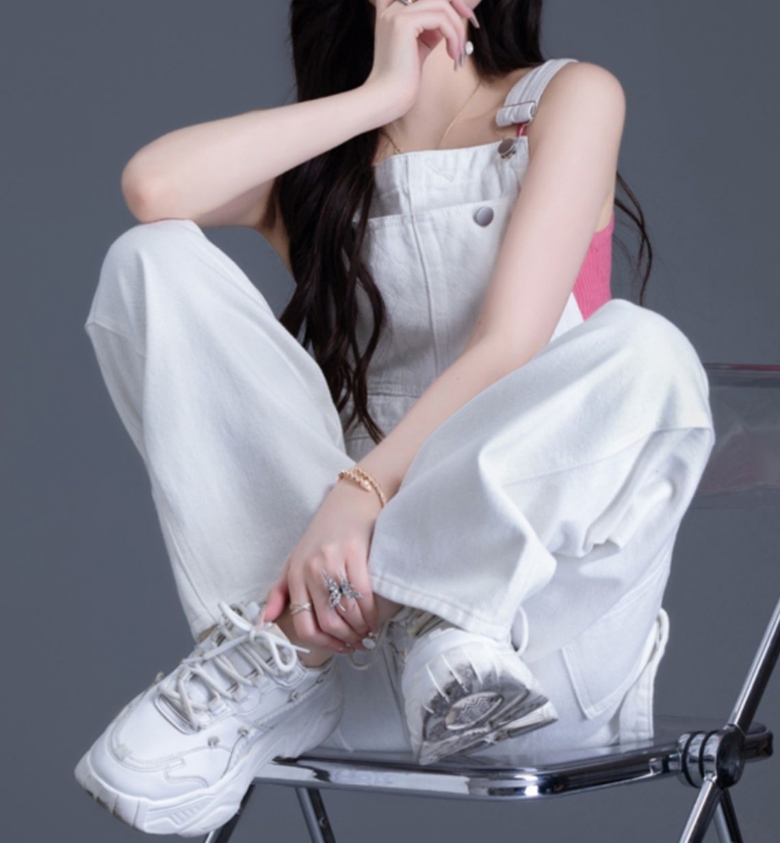 白コーデ ゆったりデニムオーバーオール