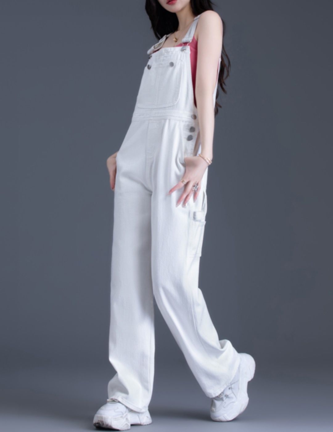 白コーデ ゆったりデニムオーバーオール