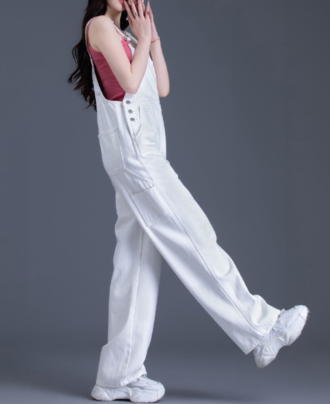 白コーデ ゆったりデニムオーバーオール