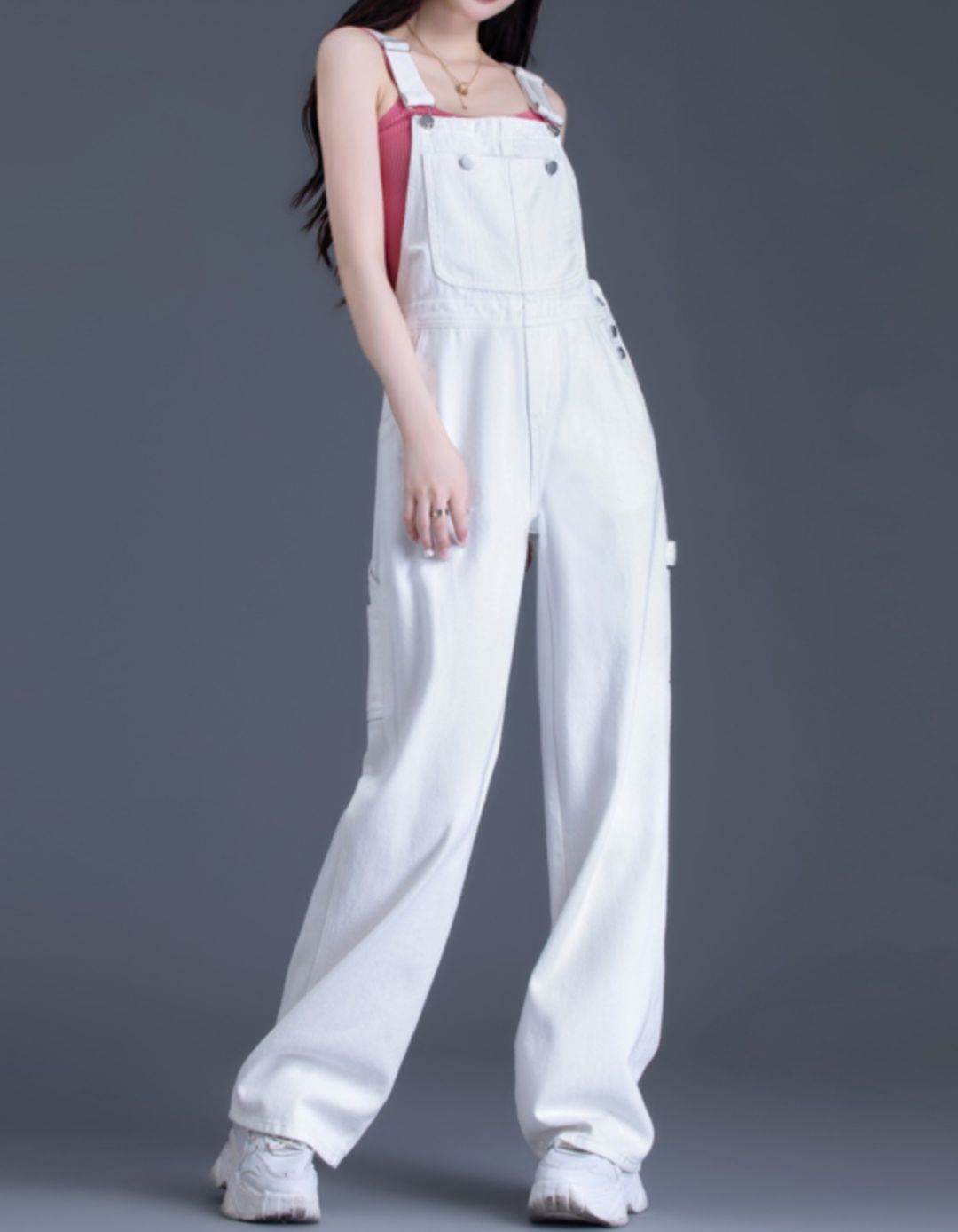 白コーデ ゆったりデニムオーバーオール