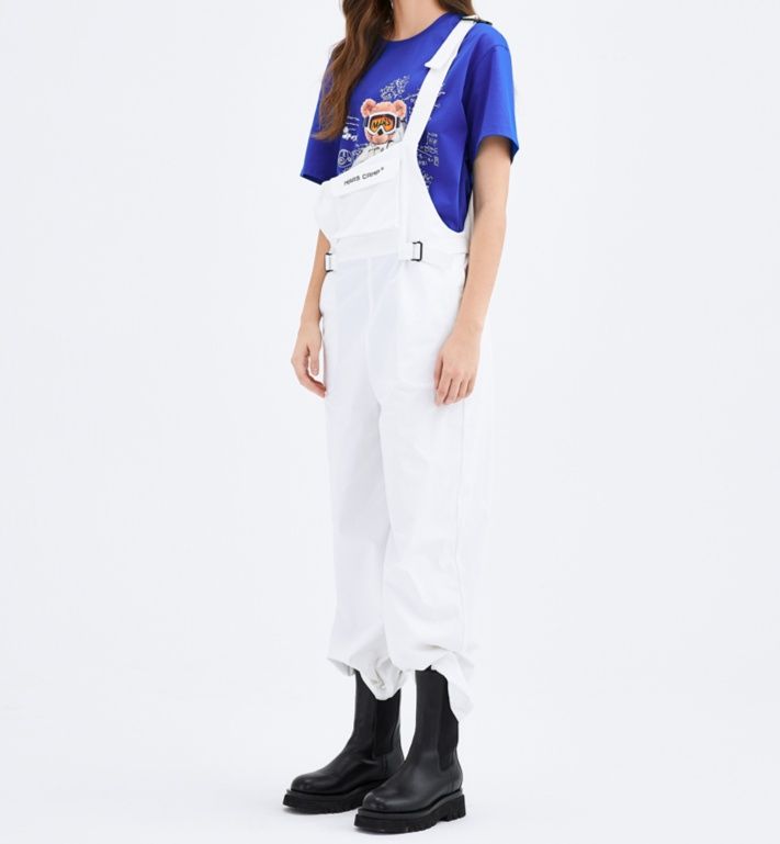 白コーデ 肩掛けベルト付きサロペットパンツ