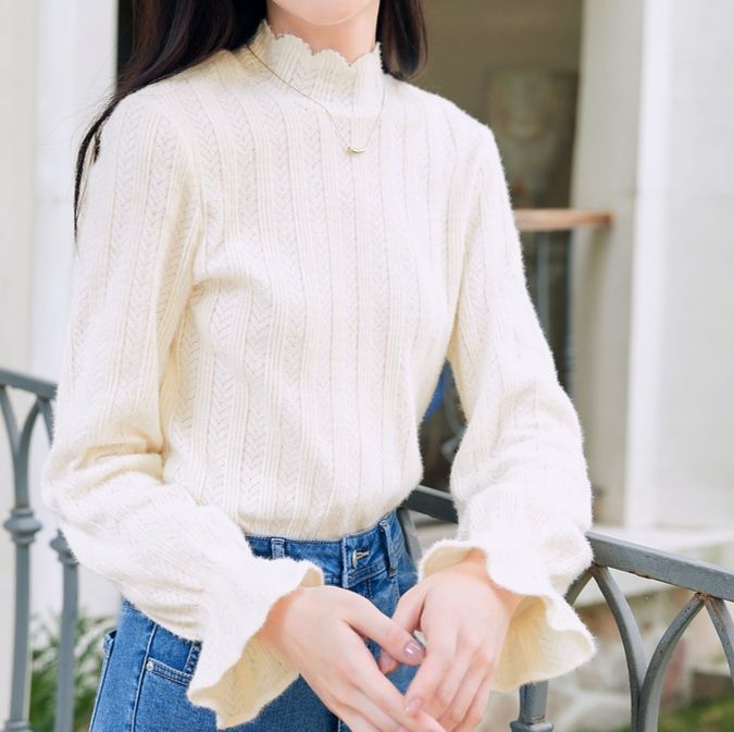 白コーデ ふんわり温もり高襟リブニット