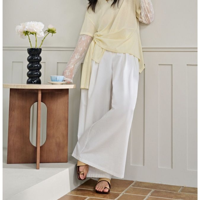 白コーデ 柔らか素材のワイドパンツ