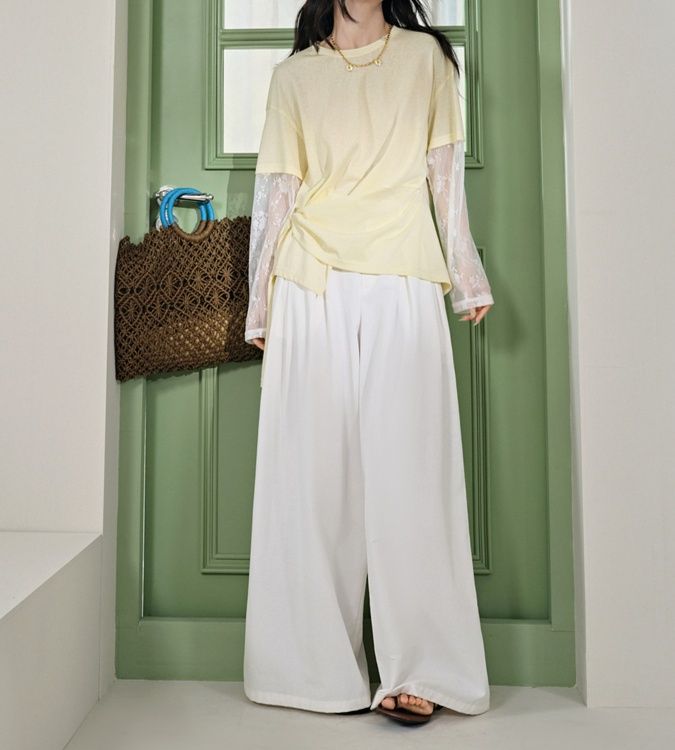 白コーデ 柔らか素材のワイドパンツ