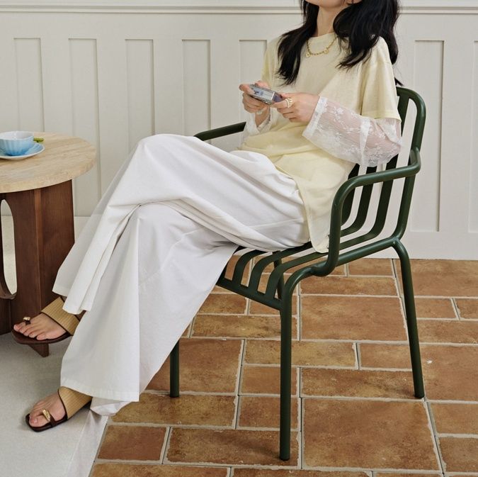 白コーデ 柔らか素材のワイドパンツ