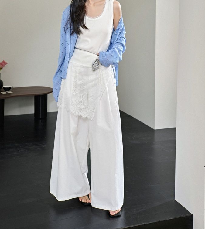 白コーデ 柔らか素材のワイドパンツ