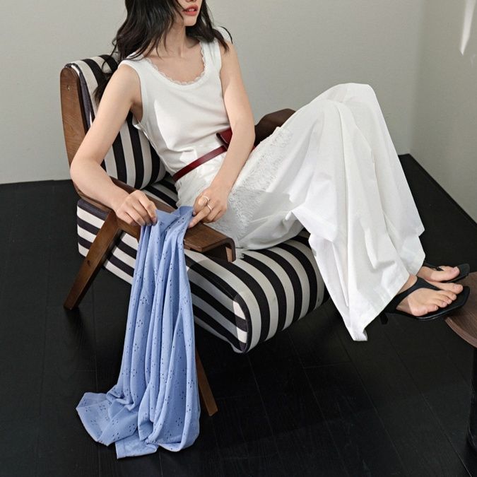 白コーデ 柔らか素材のワイドパンツ