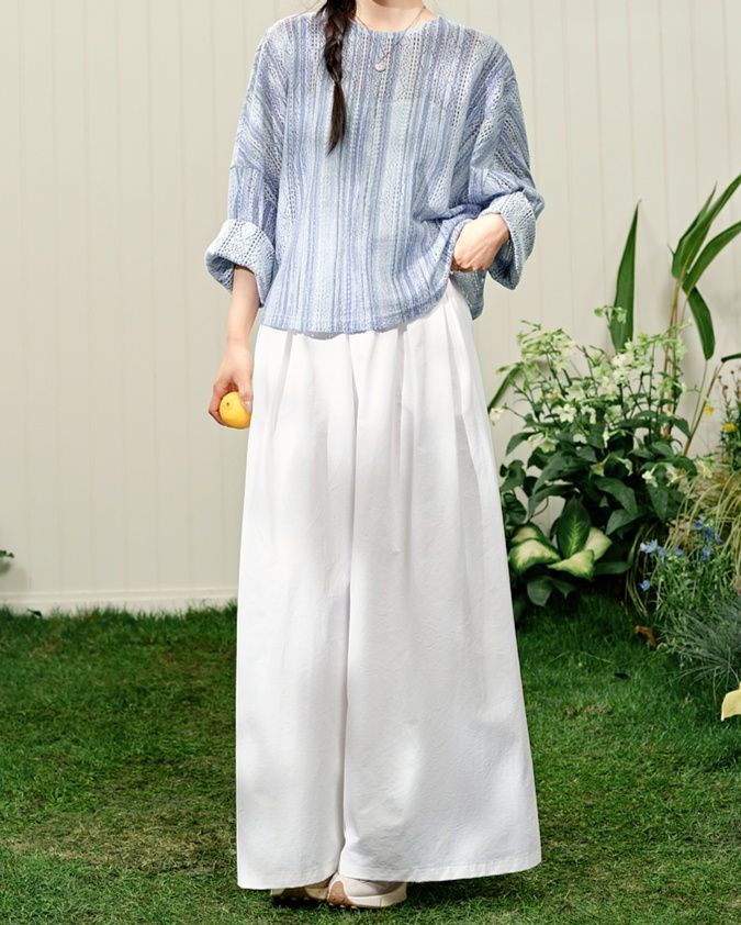 白コーデ 柔らか素材のワイドパンツ