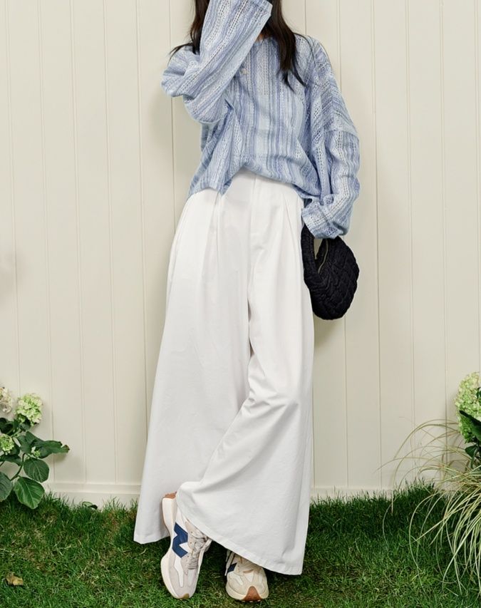 白コーデ 柔らか素材のワイドパンツ