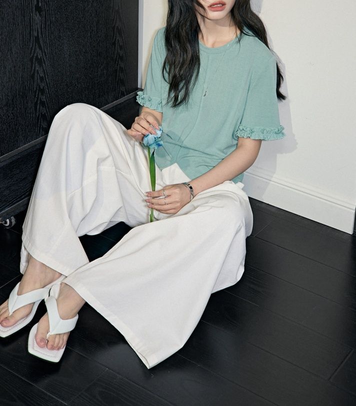 白コーデ 柔らか素材のワイドパンツ