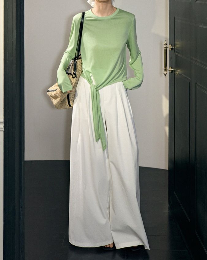 白コーデ 柔らか素材のワイドパンツ