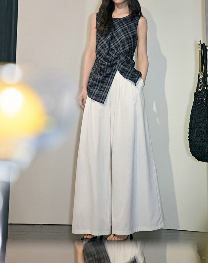 白コーデ 柔らか素材のワイドパンツ