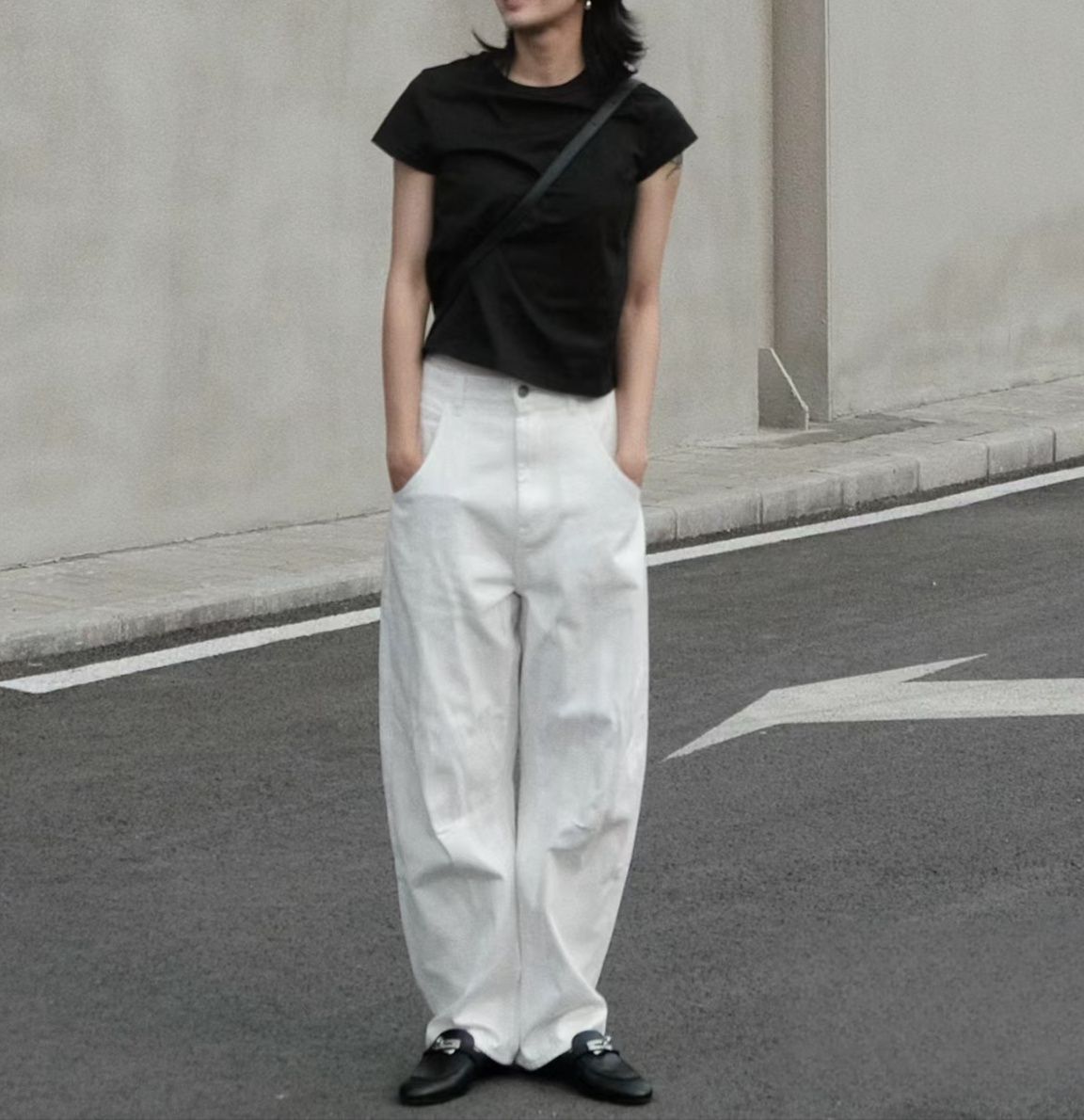 白コーデ ゆったりシルエットのワイドストレートパンツ