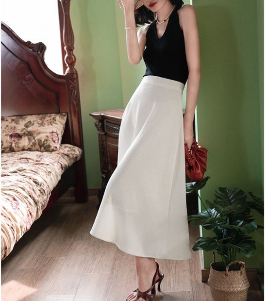 白コーデ 上品なフレアシルエットミディ丈スカート