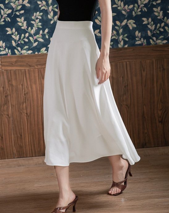 白コーデ 上品なフレアシルエットミディ丈スカート