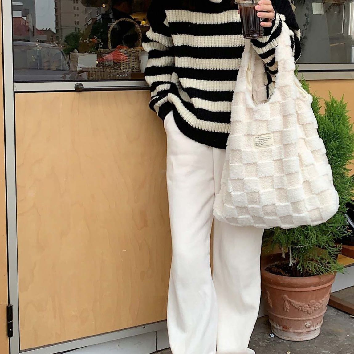 白コーデ もこもこ白トートバッグ ふわふわ素材 ショルダー対応