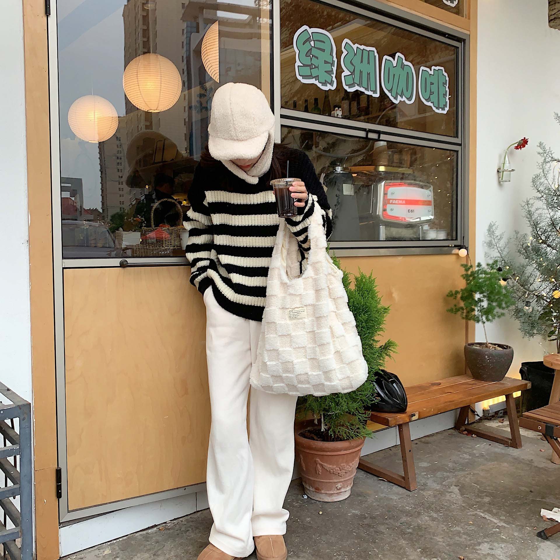 白コーデ もこもこ白トートバッグ ふわふわ素材 ショルダー対応