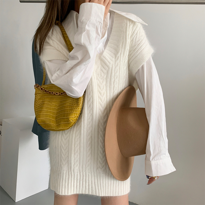 白コーデ ケーブル編みベストとシャツの重ね着風セット