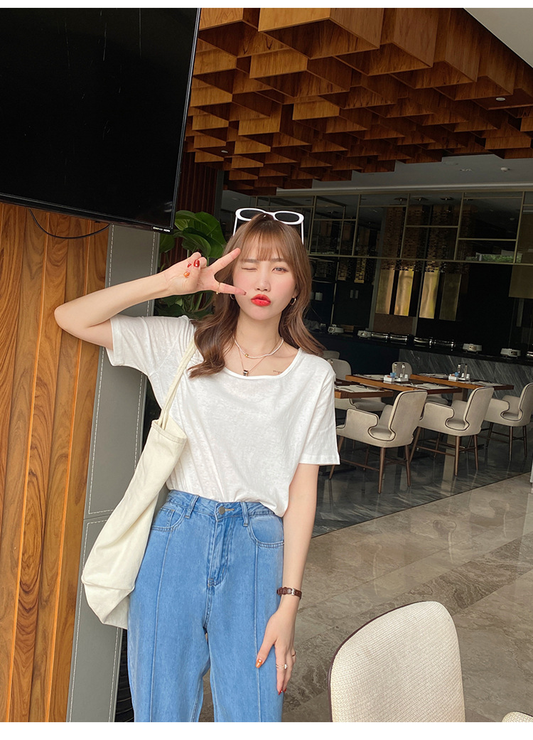 白コーデ 柔らか素材のゆるやかネックラインＴシャツ