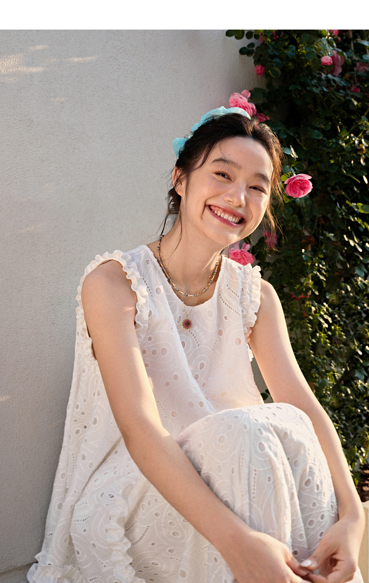 白コーデ 花レース刺繍フリルノースリーブブラウス
