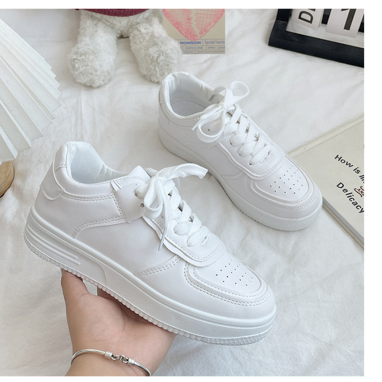 白コーデ 厚底白色運動靴 紐付きローカット脚長効果