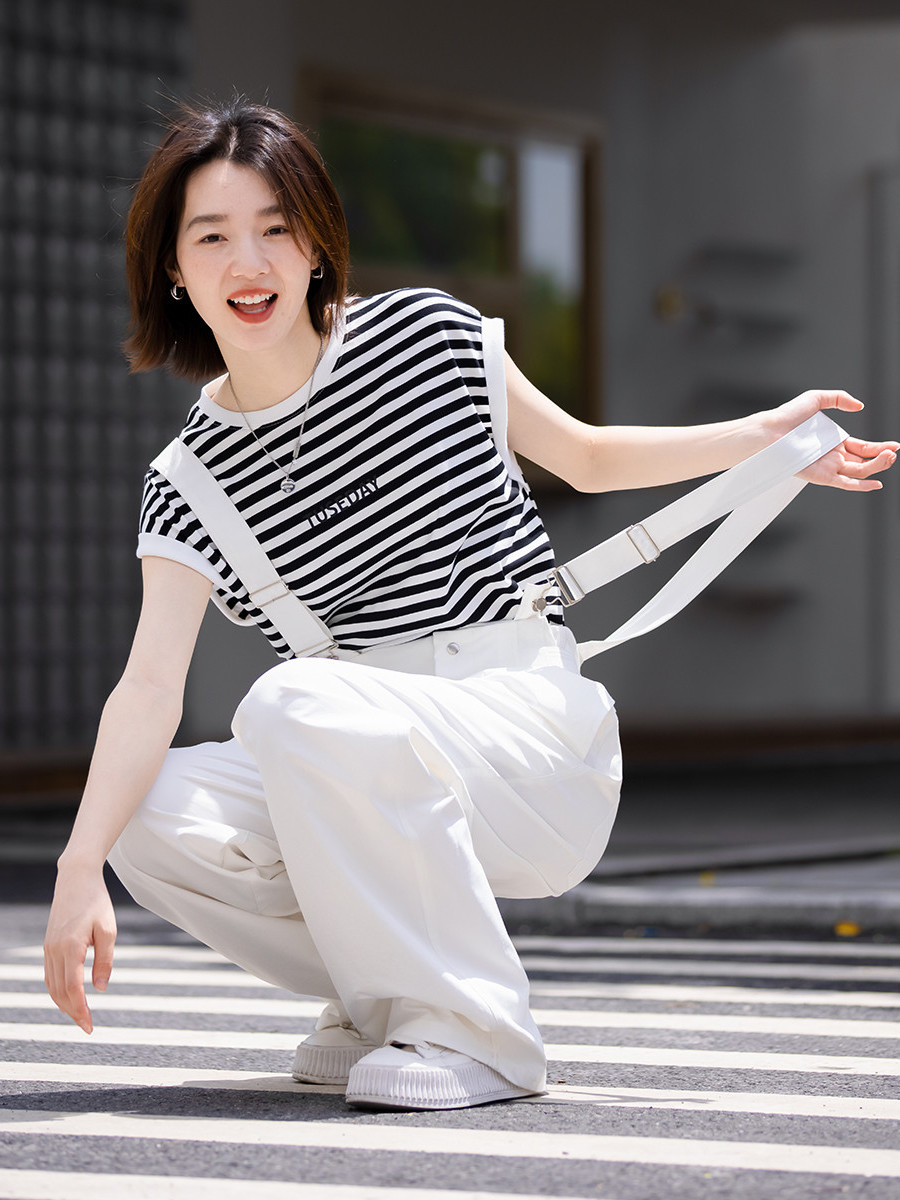 白コーデ ゆったりサスペンダーワイドパンツ