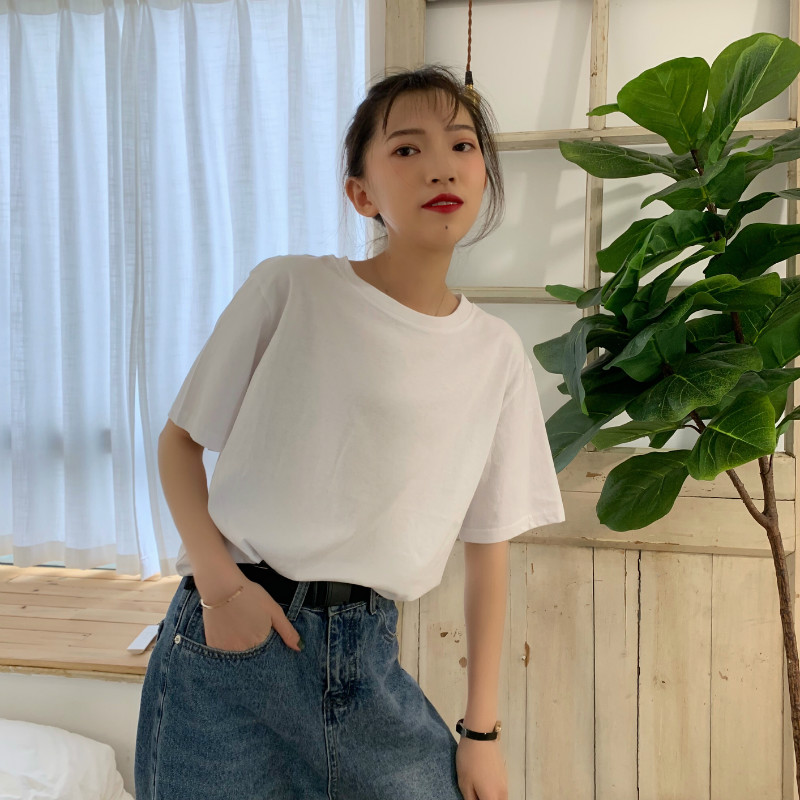 白コーデ なめらか肌触り ゆったりシルエット