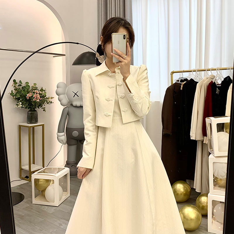 白コーデ 上品な縦リブニット素材のフレアロングスカート