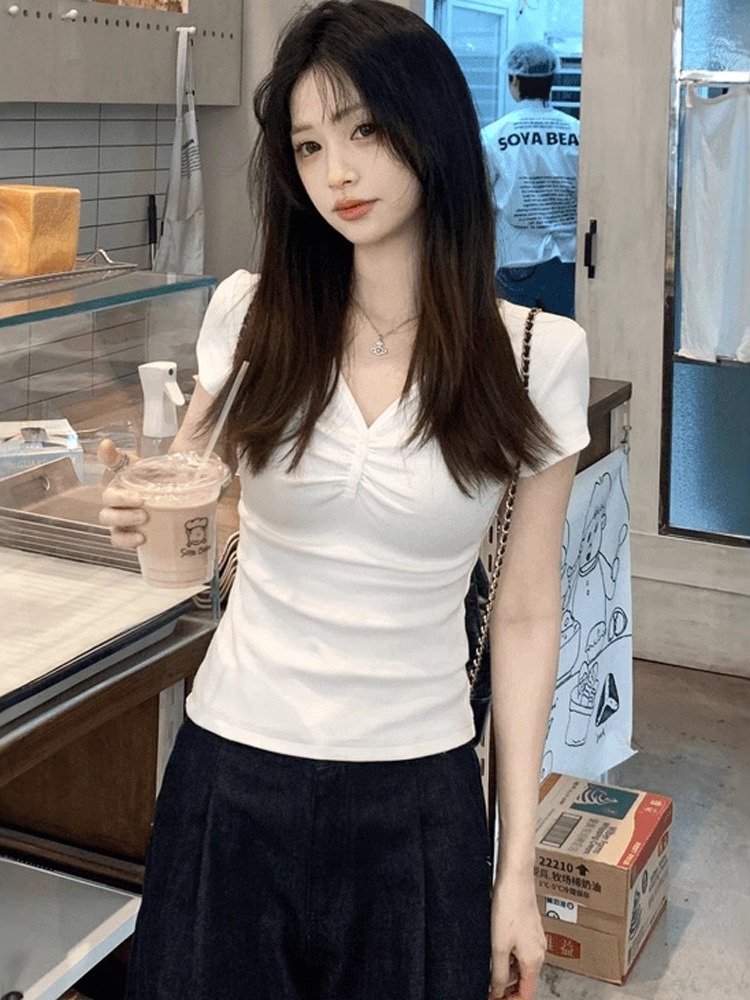 白コーデ 胸元ギャザー入りパフスリーブＴシャツ