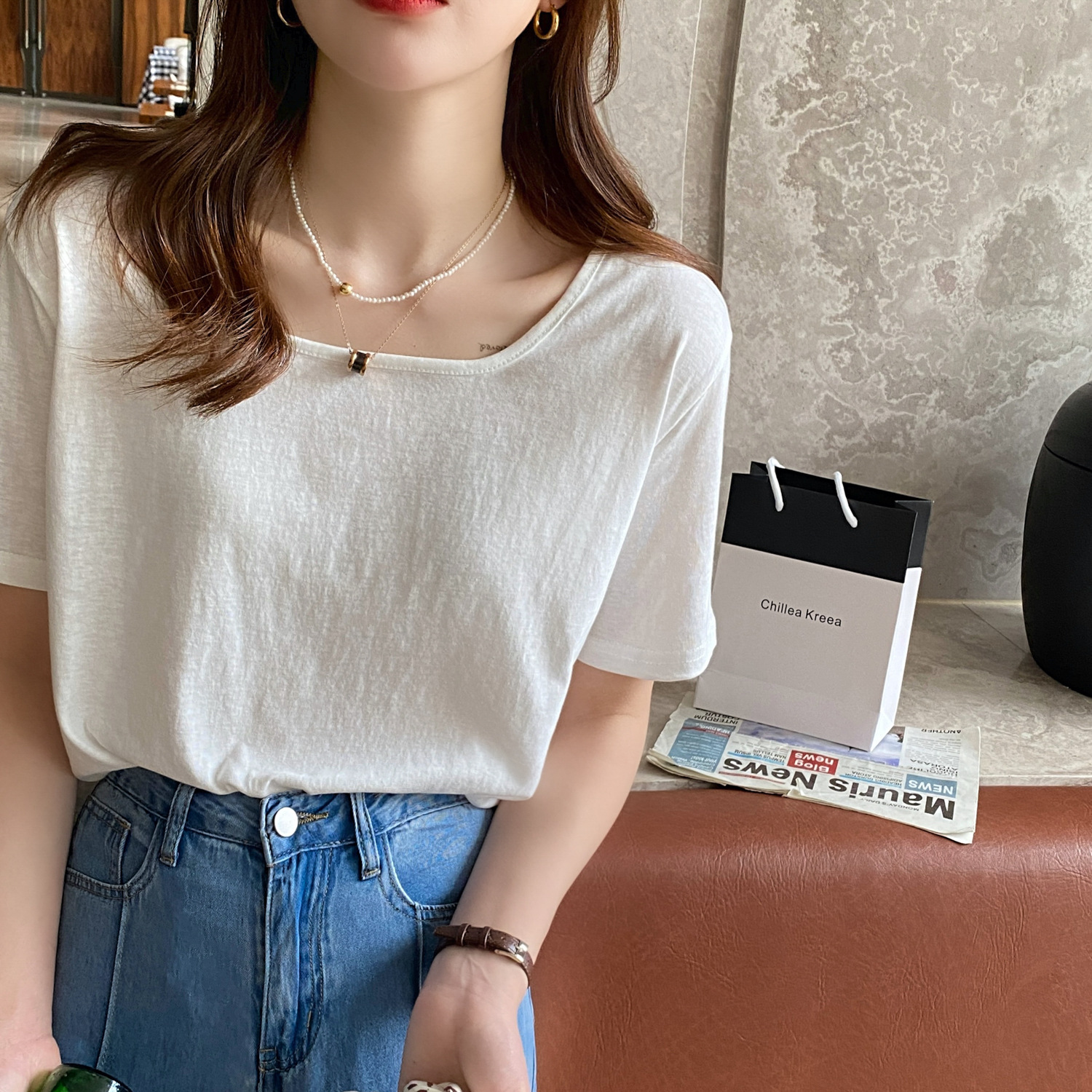 白コーデ 柔らか素材のゆるやかネックラインＴシャツ