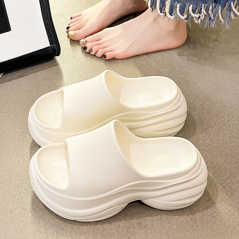 白コーデ 厚底フォルムサンダル
