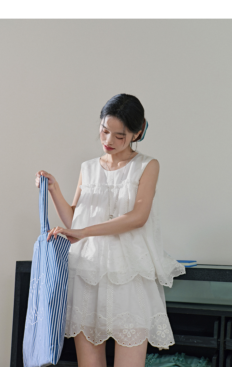 白コーデ 花刺繍 ふんわりノースリーブワンピース