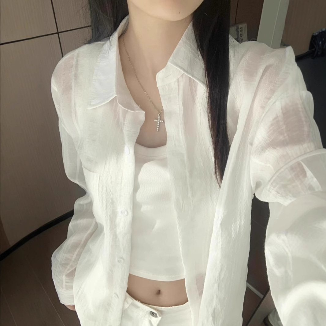 白コーデ 透け感シアーポケットシャツ
