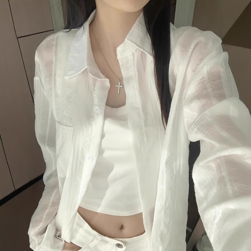 白コーデ 透け感シアーポケットシャツ