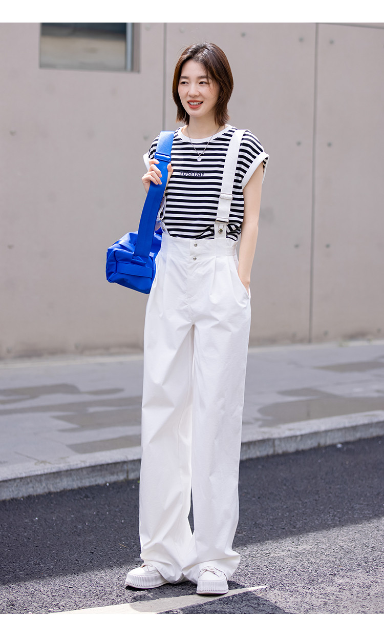 白コーデ ゆったりサスペンダーワイドパンツ