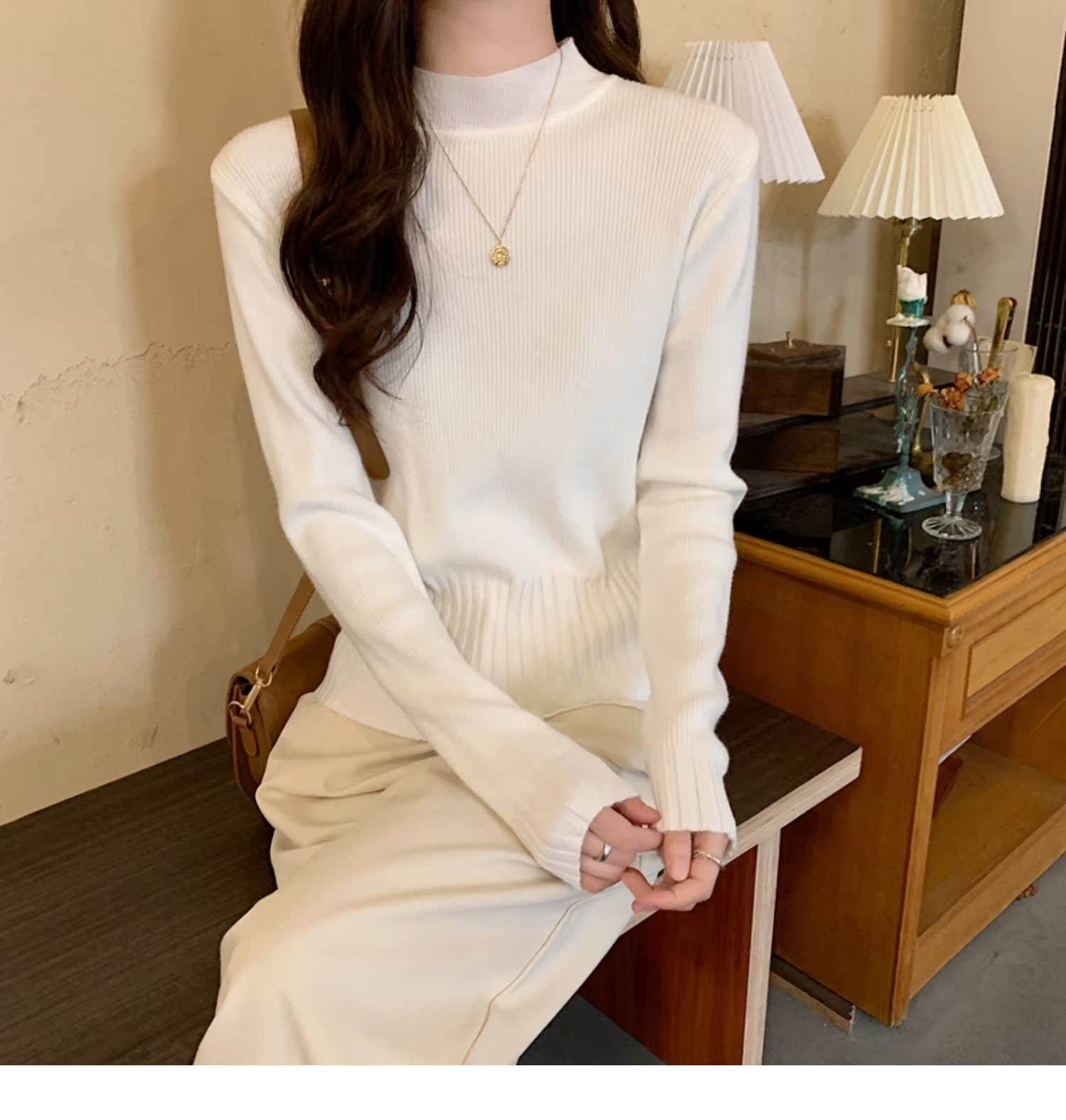 白コーデの万能アイテム!リブニット模様の優雅なハイネック長袖☝️