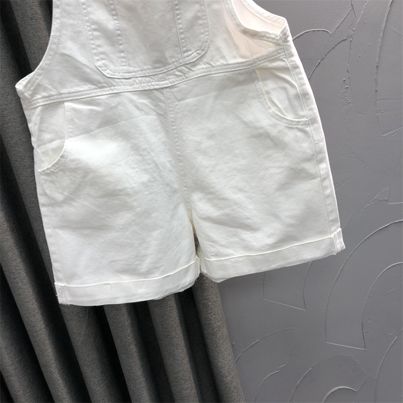 白コーデ ショートサロペット