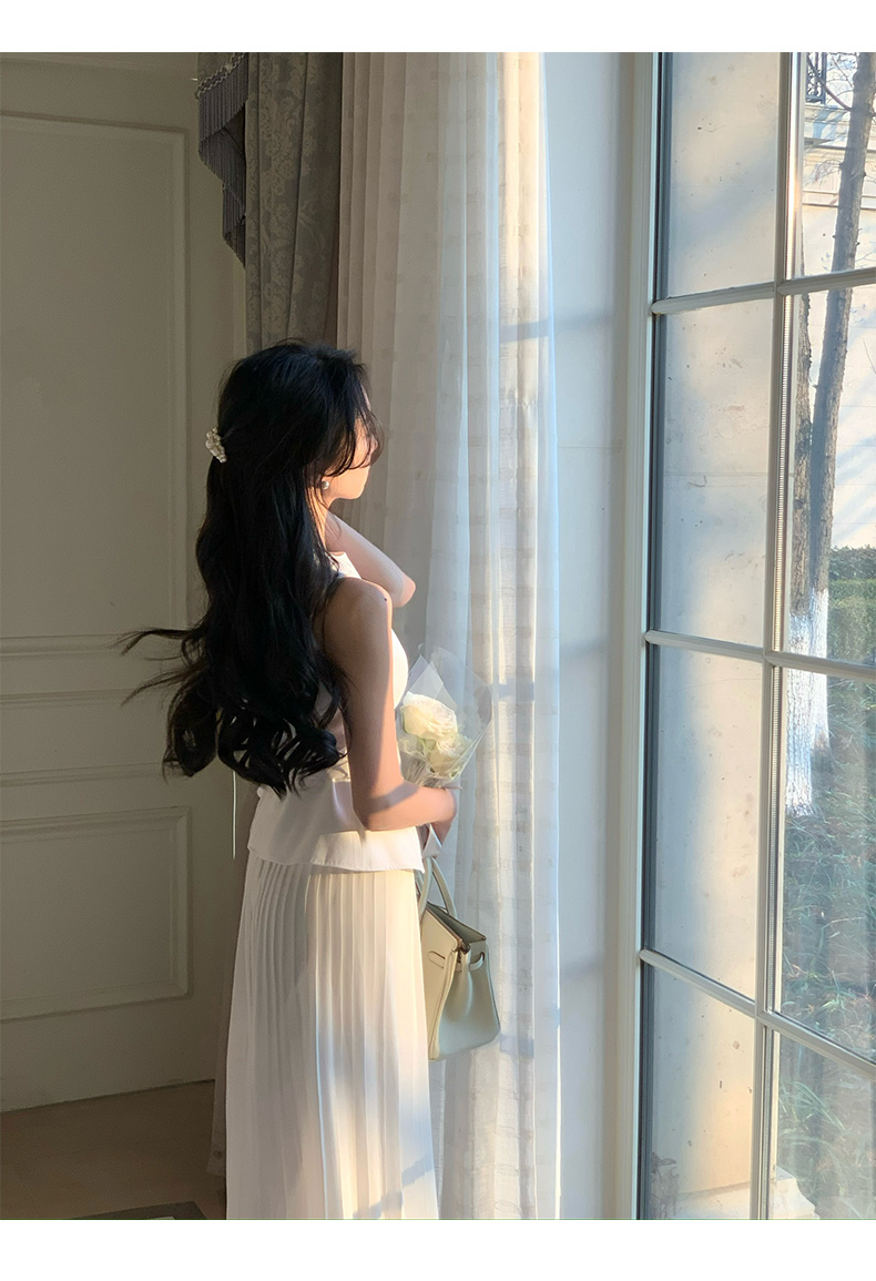 白コーデ 優美ペプラムノースリーブブラウス