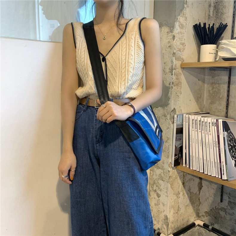 白コーデ ケーブル編み配色パイピングニットベスト
