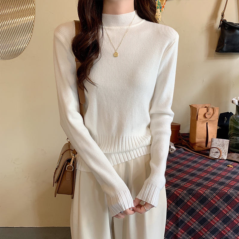 白コーデの万能アイテム!リブニット模様の優雅なハイネック長袖☝️