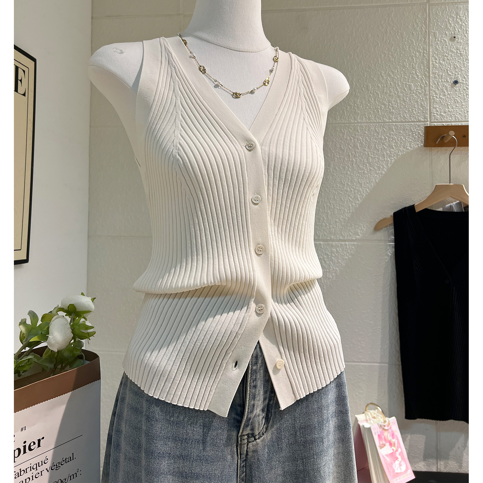 白コーデ 立体リブ編みノースリーブニットベスト
