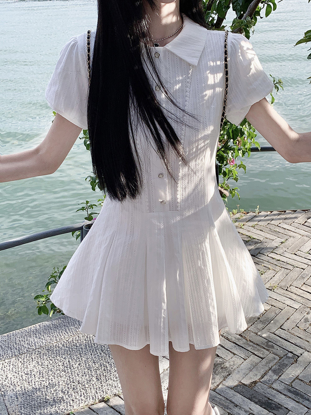 白コーデ 優美な襟付きプリーツワンピース